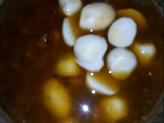 酸菜芋圆鸡,鸡烧至八成熟时，加入芋圆，煮十分钟关火。