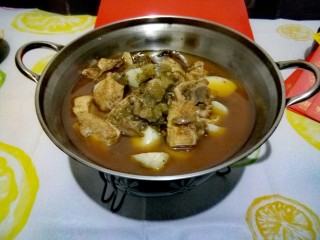 酸菜芋圆鸡,盛入干锅中。