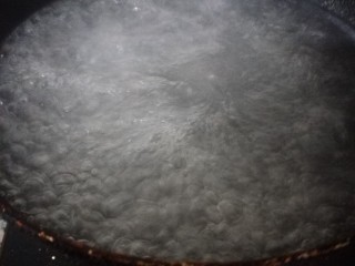 新年五彩缤纷饺子,锅中倒入适量水烧开。