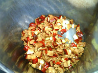 豆浆机版姜枣茶,将切碎的红枣和生姜倒入豆浆机中