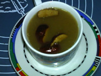 豆浆机版姜枣茶,切几片枣放在表面点缀
