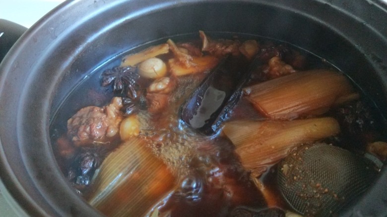 酱香猪蹄,加入适量开水烧开锅。