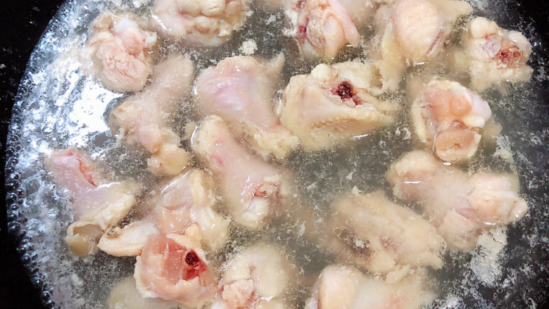 黄焖鸡块,锅中烧开水，放入鸡翅根，煮去血水。