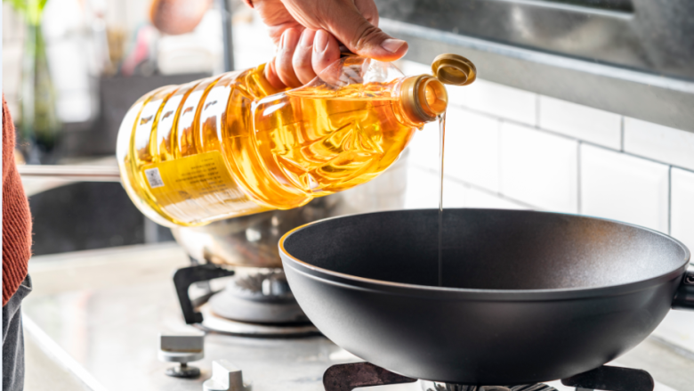 过大年，做一份开胃茄汁焗小排,锅中放入花生油，烧至7成热。