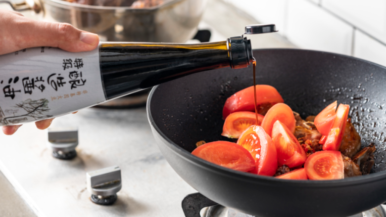 过大年，做一份开胃茄汁焗小排,倒入酱油。