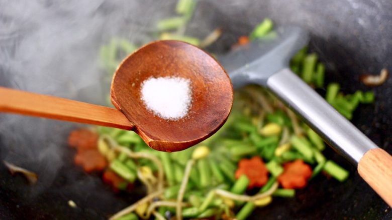 芹菜木耳飞蛤打卤面,根据个人口味，加入适量的盐调味。