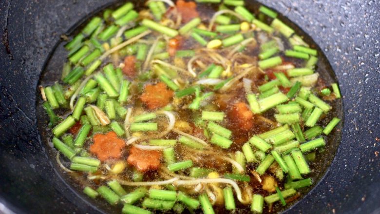 芹菜木耳飞蛤打卤面,锅中倒入适量的清水。