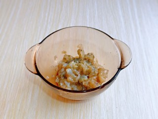 黑米红豆粥,再切碎放入器具中，腌制15分钟。