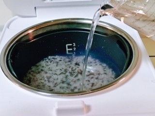 黑米红豆粥,掏干净的米倒入饭煲中，再加入纯净水，水量根据用米的量来。