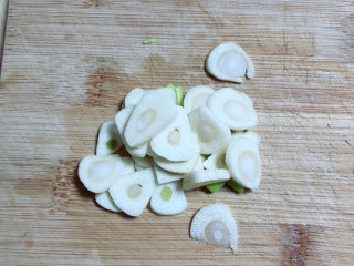 青椒炒腐竹,将蒜瓣儿切片儿备用。