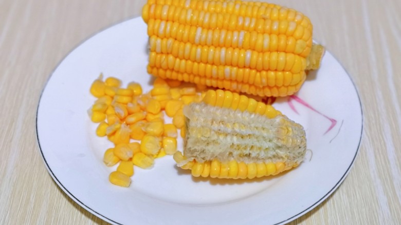 蛋黄焗玉米,首先处理玉米棒，去掉外皮，再把玉米棒掰开，将玉米粒搓下，可以先搓掉一排，接下来特别容易。