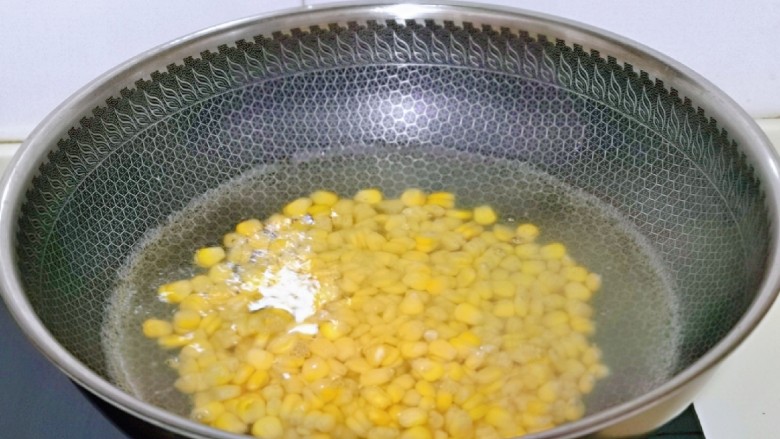 蛋黄焗玉米,玉米粒焯水，锅中加入水，玉米粒冷水下锅，大火烧开，转中火煮熟。