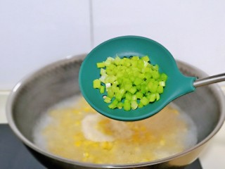 蛋黄焗玉米,待玉米粒熟后，加入切好的芹菜丁。