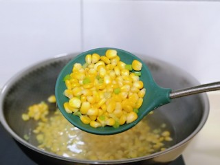 蛋黄焗玉米,大火煮1分钟捞出。