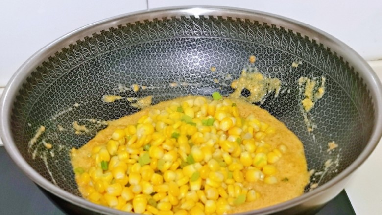 蛋黄焗玉米,再加入焯水的玉米粒，芹菜丁。