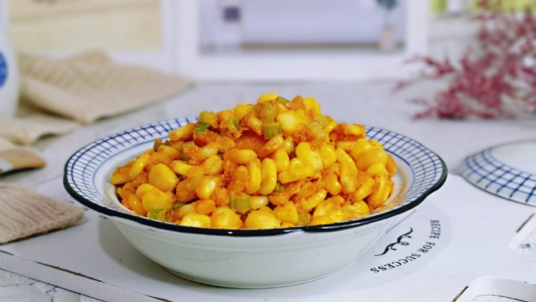 蛋黄焗玉米,盛出装盘，简单易学的家常菜。