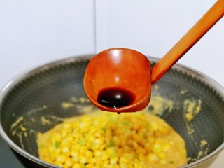 蛋黄焗玉米,加入一小勺生抽提鲜，不要放太多，一点点就可以。