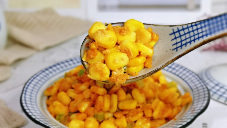 蛋黄焗玉米,一口一勺可以当做主食～好吃停不下来。