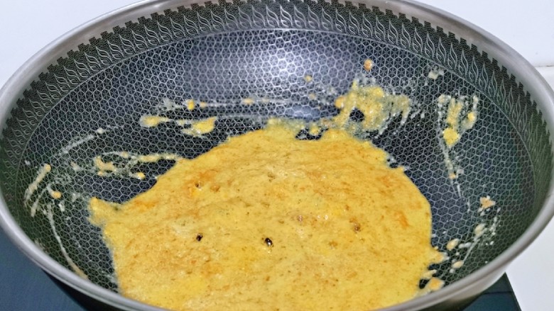 蛋黄焗玉米,小火炒至均匀。