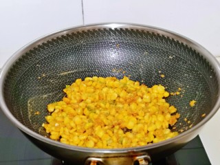 蛋黄焗玉米,小火翻炒均匀即可出锅。