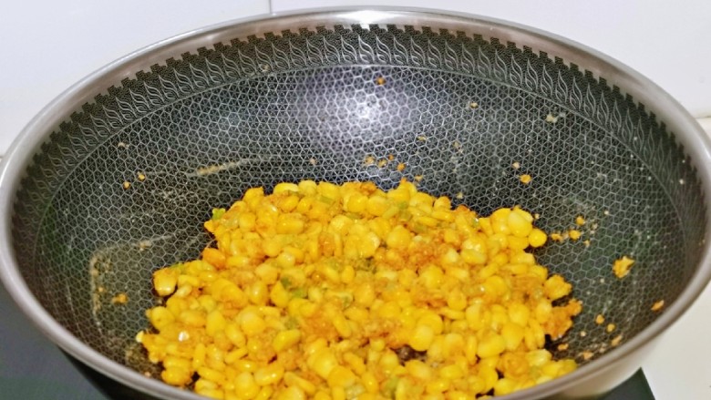 蛋黄焗玉米,小火翻炒均匀即可出锅。