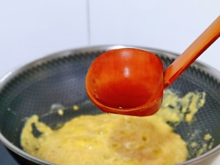 蛋黄焗玉米,炒碎后加入料酒，去腥。