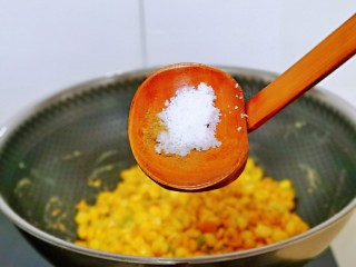 蛋黄焗玉米,按个人口味加入盐，十三香。