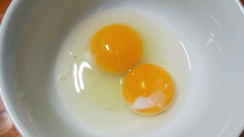 锅塌里脊,<a style='color:red;display:inline-block;' href='/shicai/ 9'>鸡蛋</a>一个，在加一个蛋黄搅拌均匀。