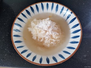银耳莲子红枣汤,银耳泡发加适量面粉，这样能更好的清洗干净