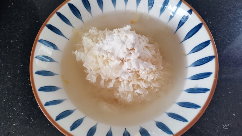 银耳莲子红枣汤,银耳泡发加适量面粉，这样能更好的清洗干净