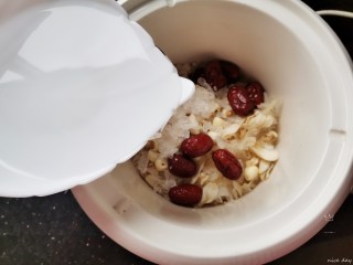 银耳莲子红枣汤,加入多食材两倍的水