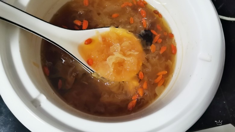 银耳莲子红枣汤,满满胶原蛋白的银耳
