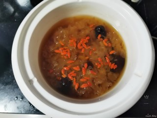 银耳莲子红枣汤,早上起来加适量的枸杞
