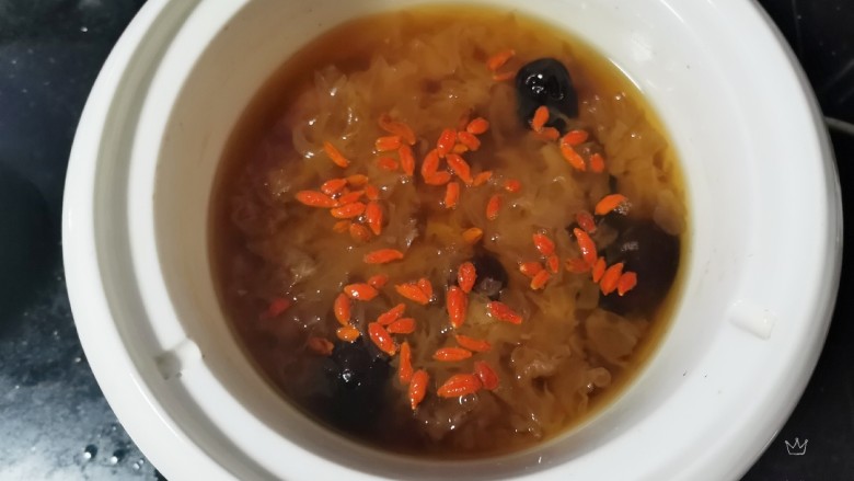 银耳莲子红枣汤,早上起来加适量的枸杞