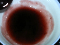 蓝莓酸奶,将果酱倒入碗中，放入微波炉加热融化