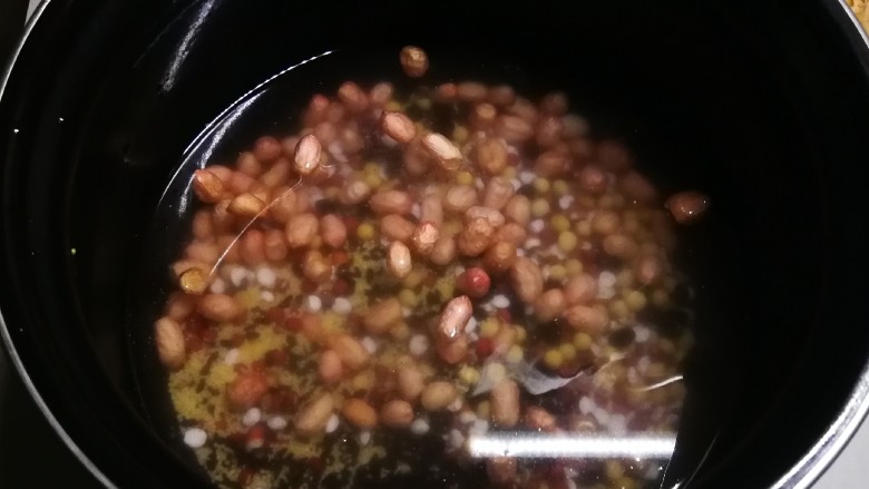 黑米红豆粥,泡好的豆类放入压力锅内胆里