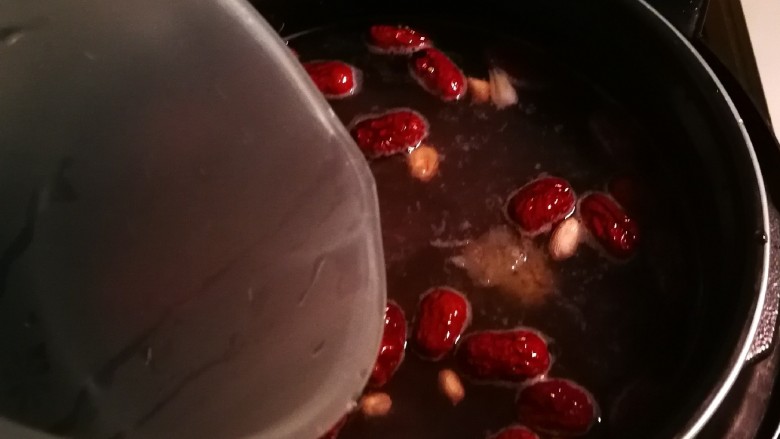 黑米红豆粥,注入水位线以下足够的清水