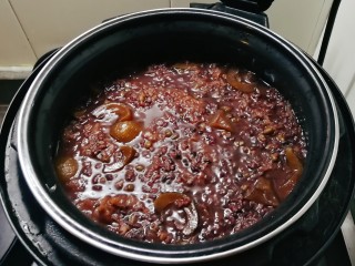 黑米红豆粥,时间到了 再焖1个小时  效果更好