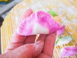 羊肉大葱水饺,粉色是火龙果合面。