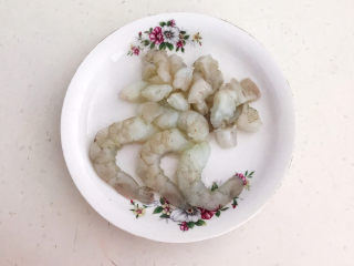 韩式泡菜炒饭,留出3只虾仁，其它的切成小丁