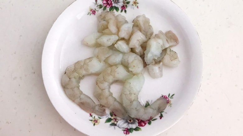 韩式泡菜炒饭,留出3只虾仁，其它的切成小丁