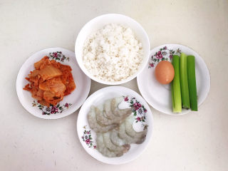 韩式泡菜炒饭,准备食材：韩式泡菜，米饭，虾仁，鸡蛋，葱叶