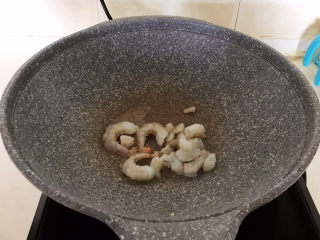 韩式泡菜炒饭,另起锅，加入玉米油，油烧热后加入虾仁