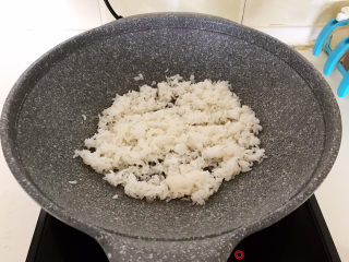 韩式泡菜炒饭,油烧热后加入米饭翻炒2分钟