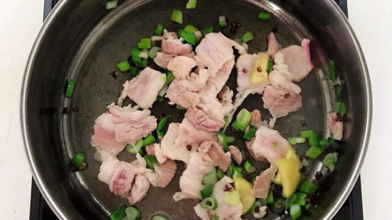 猪肉炖豆角,加入五花肉，煸炒3分钟，把五花肉里面的猪肉炒出来，这样炖出来的豆角味道更好