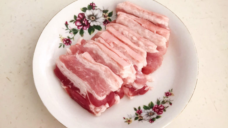 猪肉炖豆角,把五花肉切成厚片