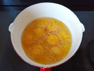 油炸汤圆,油温五成热时下汤圆油炸。