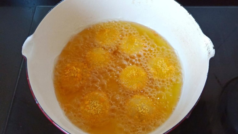油炸汤圆,油温五成热时下汤圆油炸。