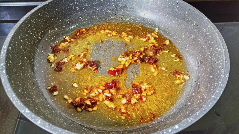 香辣八爪鱼,加入郫县豆瓣酱小火炒出红油。