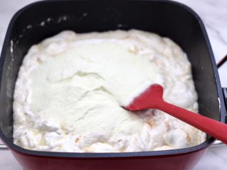 芝麻核桃糖,这个时候加入全脂奶粉，用锅铲快速翻炒至所有食材融入到一起。